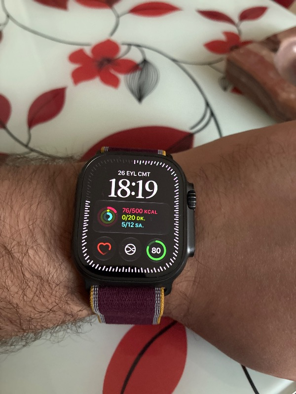 Apple Watch Ultra 4 Gps + Cellular, 49 mm Siyah Titanyum Kasa ve Burgonya Trail Loop – M/l