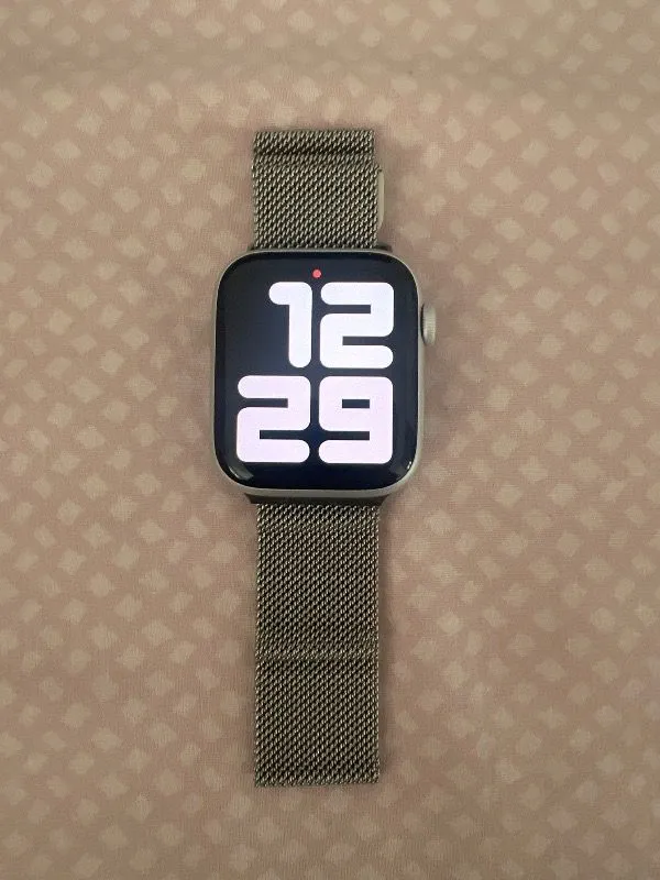 Apple Watch SE GPS, 44 mm Gümüş Alüminyum Kasa ve Kot Rengi Spor Kordon – S/M