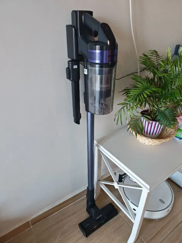 Samsung Jet 60 Dikey Şarjlı Süpürge 400 W Güç Değeri ile Turbo Başlık ve Hepa Filtre Özellikli