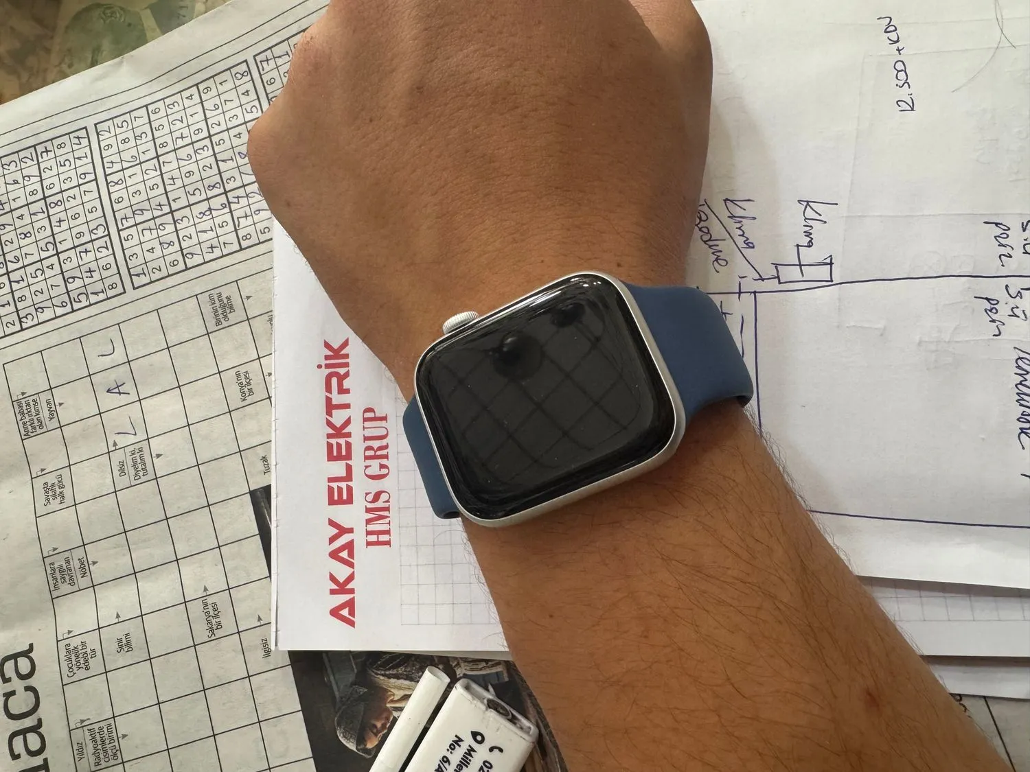 Apple Watch SE GPS, 44 mm Gümüş Alüminyum Kasa ve Kot Rengi Spor Kordon – S/M