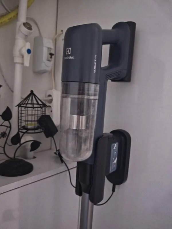 Electrolux EP71UB14DB Ultimate 700 Serisi Çok Hafif(2.2 Kg) ve Güçlü Dikey Şarjlı Süpürge- 10 Yıl Motor Garantili
