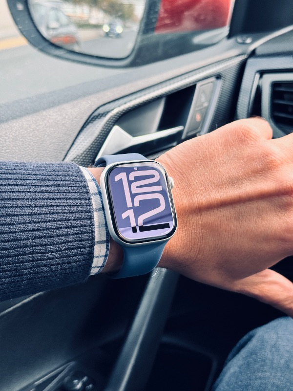 Apple Watch Series 10 GPS, 46 mm Gümüş Rengi Alüminyum Kasa ve Kot Rengi Spor Kordon – M/L