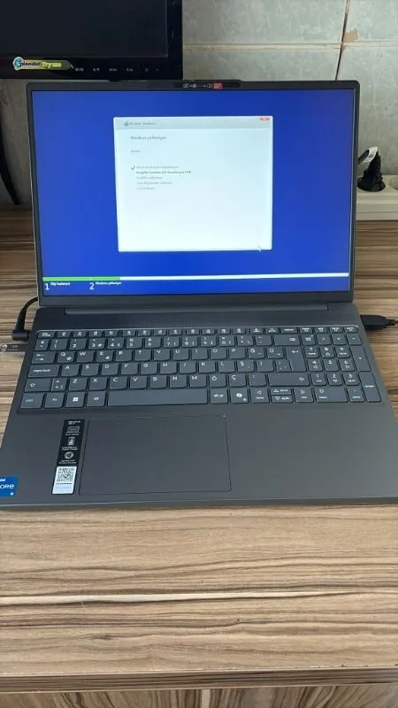 Lenovo IdeaPad Slim 3 Intel Core i5 13420H 16GB 512GB SSD Freedos 15.3″ Taşınabilir Bilgisayar 83K1003MTR