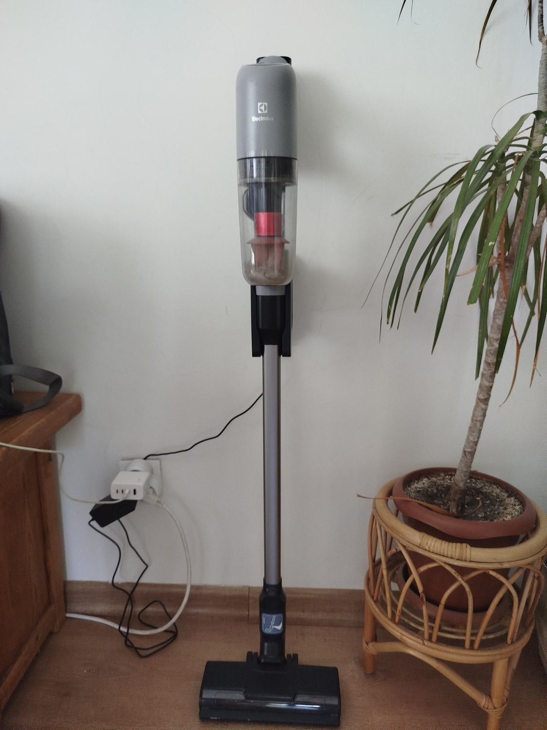Electrolux EP71AB14UG Animal 700 Serisi Çok Hafif(2.2 Kg) ve Güçlü Dikey Şarjlı Süpürge- 10 Yıl Motor Garantili