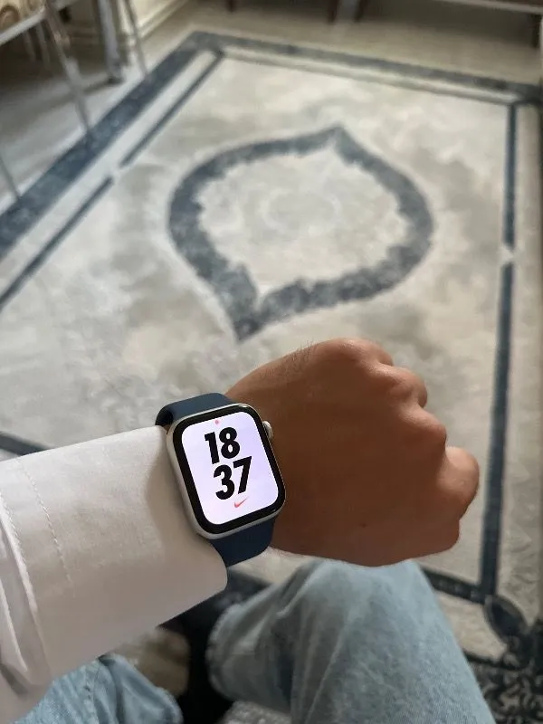Apple Watch SE GPS, 44 mm Gümüş Alüminyum Kasa ve Kot Rengi Spor Kordon – S/M