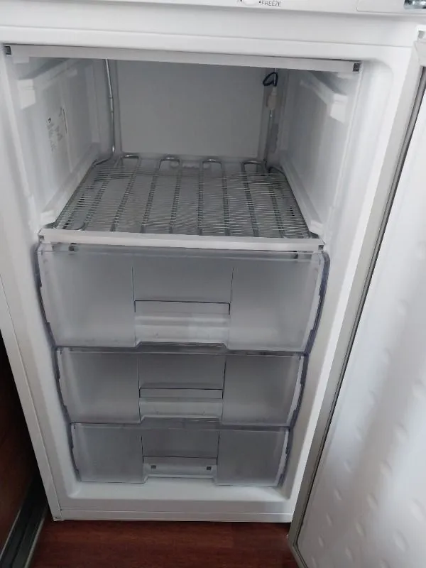 Beko 7043 MB 4 Bölmeli Dikey Derin Dondurucu 117 lt E Enerji Sınıfı Çekmeceli Tasarım