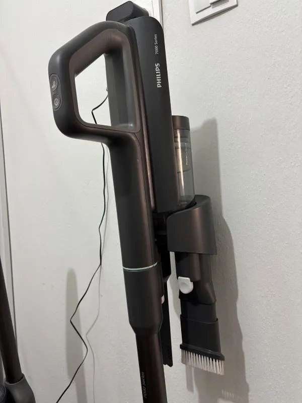 Philips 7000 Serisi AquaTrio Kablosuz Dikey Süpürge, Islak&Kuru Temizlik, Otomatik Temizleme ve Şarj İstasyonu, Kuru Süpürme Başlığı, XW7263/11