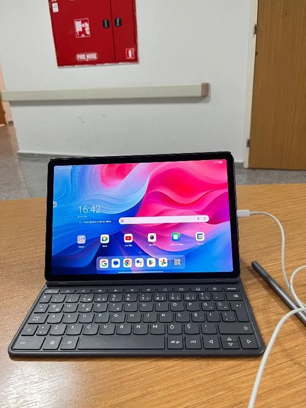 Lenovo Idea Tab 8GB 128GB Depolama 11″ 2.5K (2560×1600) IPS Panel 500nits 90Hz IP52 Android Tablet + Klavye + Kalem ZAFR0284TR